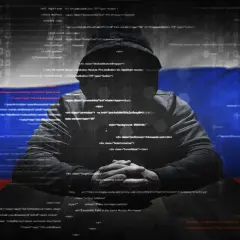 Haker w kapturze na tle flagi Rosji, otoczony kodem. Czy to prawda o rzekomym hakowaniu terminali Lotto przez rosyjskich hakerów?