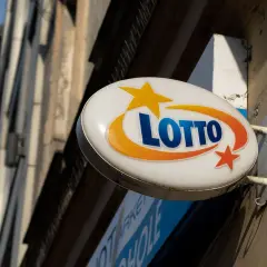 Znak LOTTO na ścianie budynku. Transmisja losowania gier lotto odbywa się w punktach LOTTO.