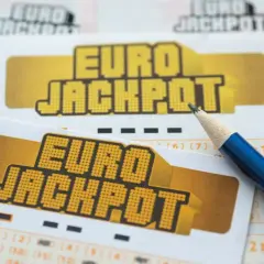 Kupony Eurojackpot i niebieski ołówek.