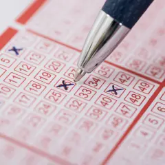 Długopis zaznacza liczby na kuponie lotto, nadzieja na multi multi wyniki wygrane.