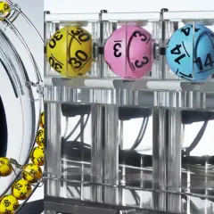 Kulki do lotto w maszynie losującej. Zastanawiasz się, gdzie leci lotto? Oto liczby: 16, 29, 30, 31, 46, 76.