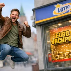 Szczęśliwy mężczyzna skacze z radości przed punktem Lotto. Reklama Eurojackpot informuje, dlaczego kumulacja Eurojackpot zatrzymuje się na 120 milionach euro.
