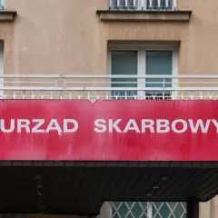 Czerwony szyld "Urząd Skarbowy" nad wejściem. Zastanawiasz się, jakie pytania zada urząd skarbowy po wpłynięciu milionów z zagranicznej loterii?
