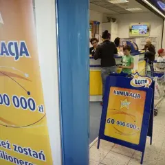 Baner i stojak reklamowy Lotto z informacją o kumulacji 60 milionów złotych.