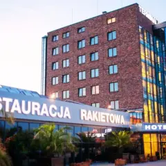 Hotel i restauracja Rakietowa. Czy uczestnicy muszą sami płacić za hotel i dojazd na nagrania w Warszawie?