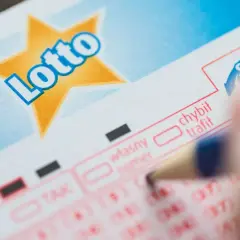 Długopis zaznacza opcję na kuponie Lotto. Zastanawiasz się, ile wynosi opłata za jeden zakład prosty w mini lotto?