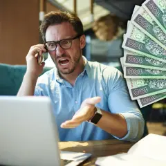 Zirytowany mężczyzna pyta przez telefon, dlaczego polskie banki odmawiają przyjmowania przelewów z wielkimi wygranymi, podczas gdy obok widać stos banknotów.