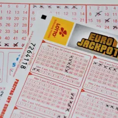 Kupony Eurojackpot i Super 6 z zaznaczonymi liczbami.