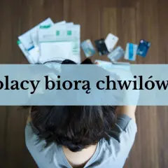 Osoba z rękami na głowie, rachunki i karty kredytowe na podłodze. Czy influencerzy promujący szybkie pożyczki z nagrodami sami z nich korzystają?