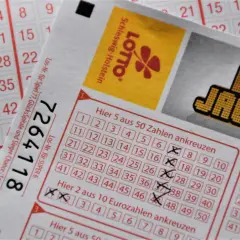 Kupon Eurojackpot z zaznaczonymi liczbami. Czy to właśnie te liczby przyniosą wygraną i ile stopni wygranych w Eurojackpot uda się osiągnąć?
