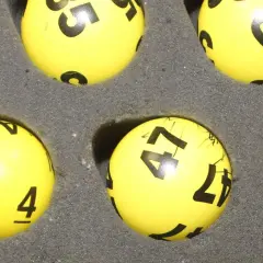 Żółte kulki z numerami do lotto, w tym 4, 41, 47, 30. Czy trójka w lotto plus jest płatna?