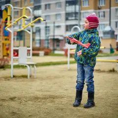 Co można znaleźć na placu zabaw familiada? Atrakcyjne i bezpieczne zabawy dla dzieci