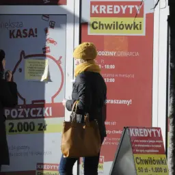 Kobiety przed placówką chwilówek. Reklamy kuszą "szybką gotówką", choć w tle czają się największe skandale z ustawianiem losowań w firmach oferujących chwilówki.