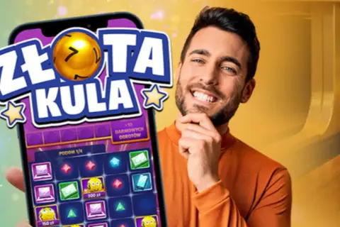 Uśmiechnięty mężczyzna z telefonem w ręku, na którym gra "Złota Kula". Czy kule do losowania lotto mają różną wagę lub ukryte magnesy?