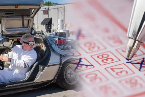 Człowiek w kombinezonie w DeLorean, badający najdziwniejsze teorie spiskowe o tym, dlaczego kumulacje rosną w weekendy, zaznaczając liczby na kuponie lotto.