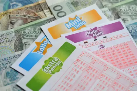 Polskie banknoty i kupony lotto. Zastanawiasz się, co dzieje się z pieniędzmi z nieodebranych wygranych w Polsce?