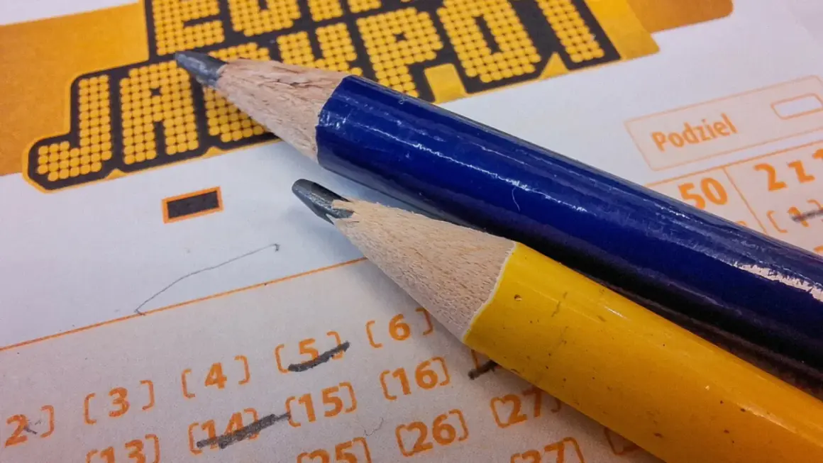 Czy polscy celebryci promujący loterie sami grają w Eurojackpot? Dwa ołówki leżą na kuponie lotto, sugerując wybór liczb.