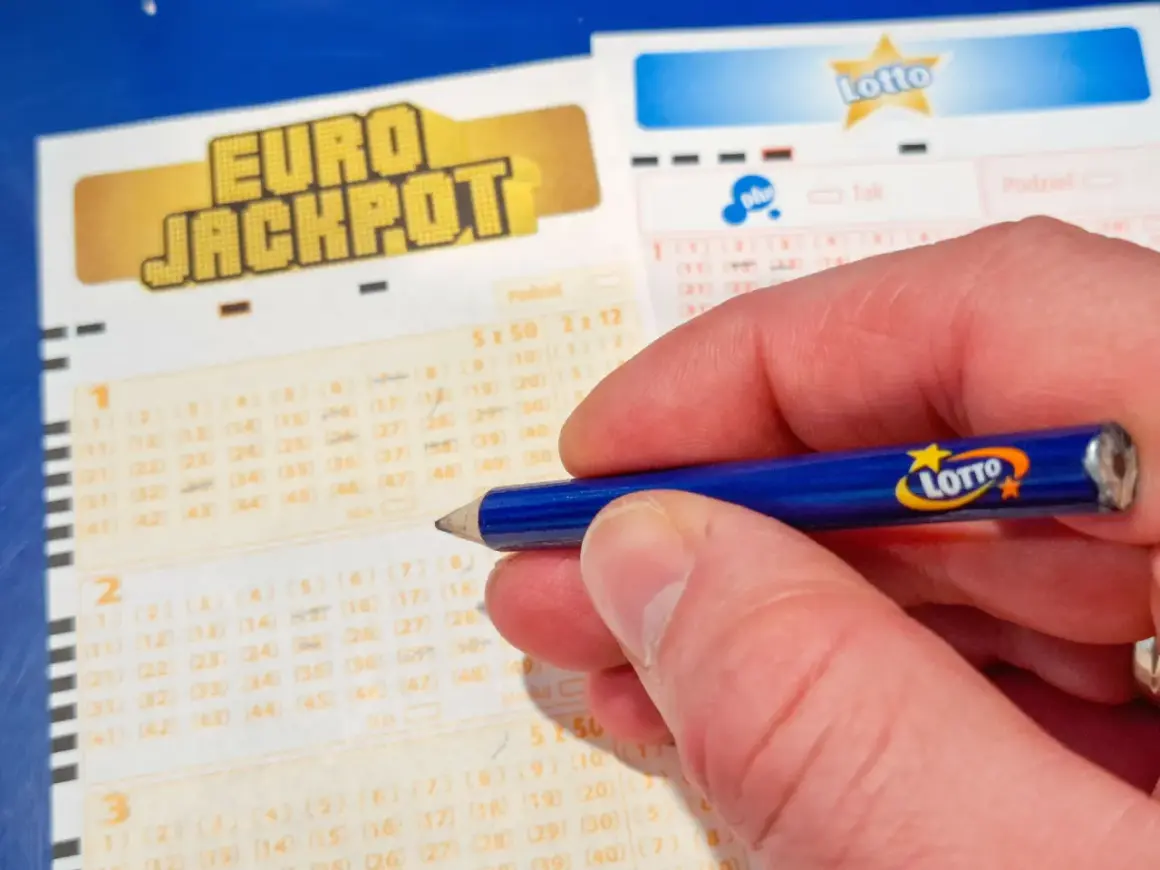 Dłoń z ołówkiem Lotto na kuponie Eurojackpot. Zastanawiasz się, dlaczego los w Eurojackpot w Polsce jest droższy?