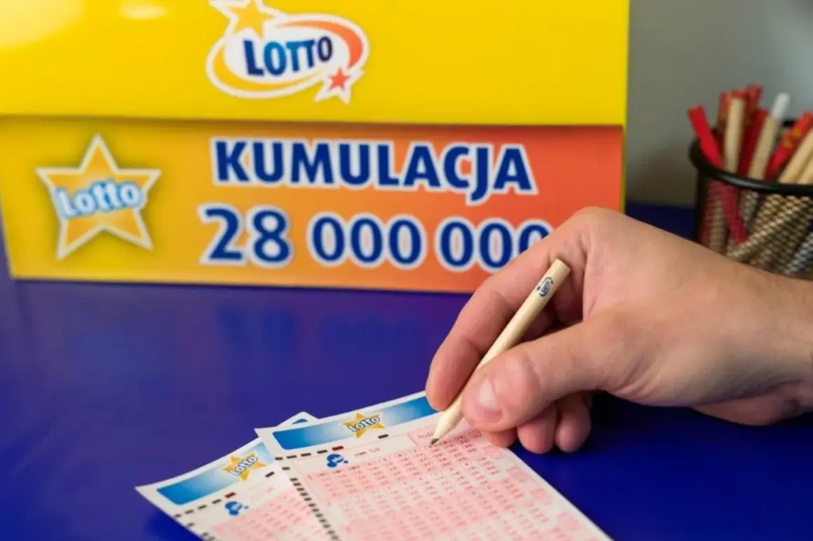Ręka z ołówkiem Lotto nad kuponami. Tło: baner "Kumulacja 28 000 000". Czy wygrana w małej miejscowości sprawia, że sąsiedzi stają się wrogami?