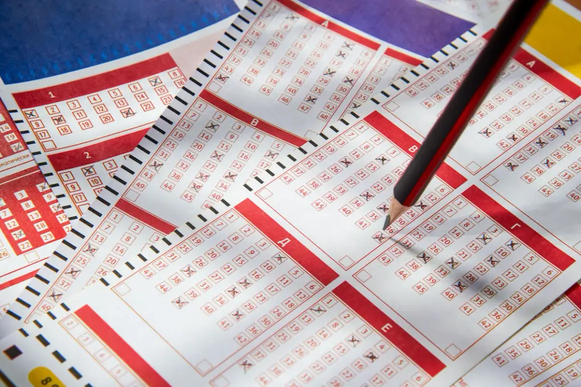 Ktoś zaznacza liczby na kuponach lotto ołówkiem. Czy pracownicy kolektur mogą legalnie drapać losy w godzinach pracy?