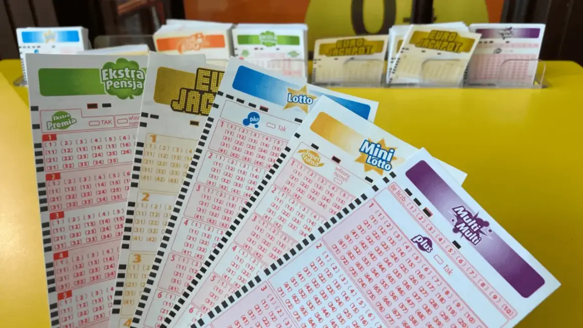Kaskada gra online? Na stole leżą kupony lotto: Ekstra Pensja, Euro Jackpot, Mini Lotto, Multi Multi.