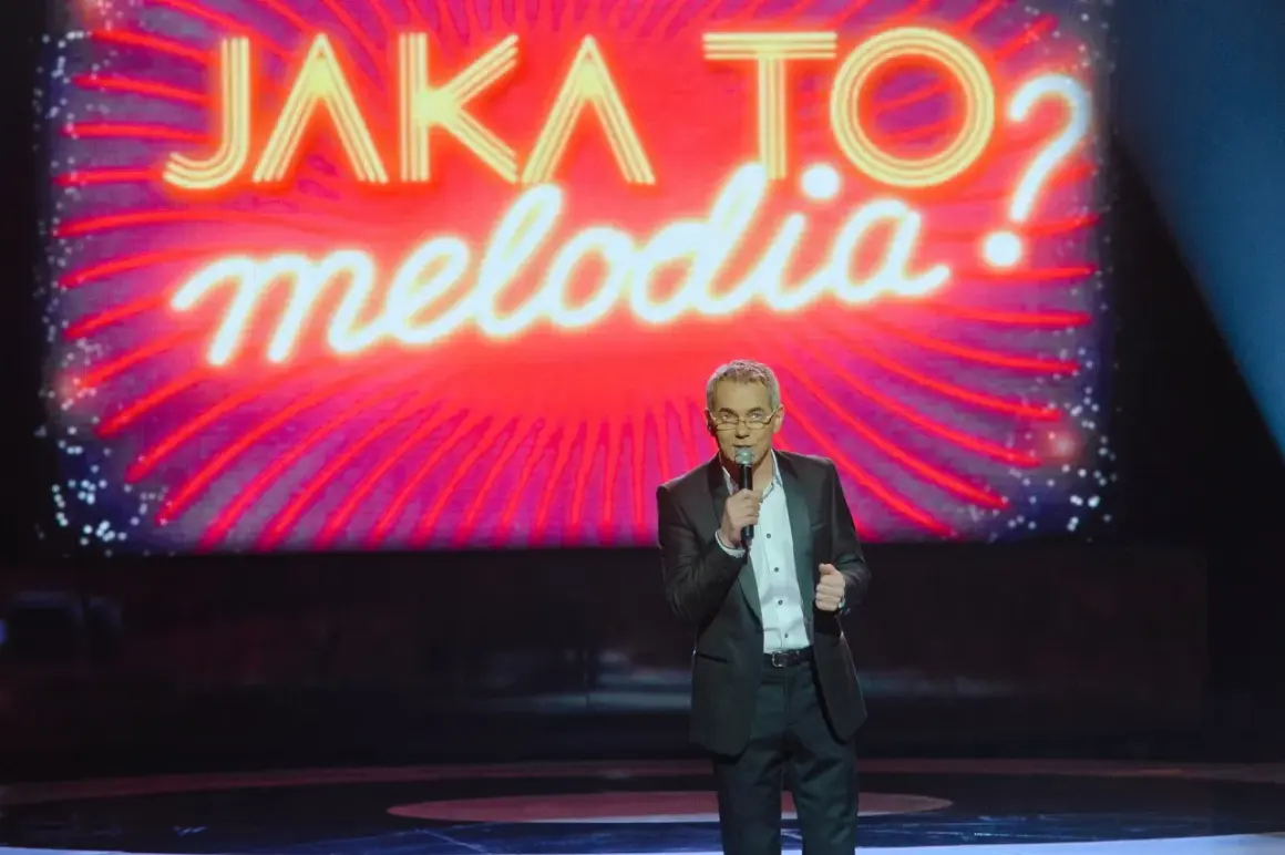 Robert Janowski z mikrofonem na scenie "Jaka to melodia?". Zastanawiamy się, dlaczego w Jaka to melodia nie ma już odcinków specjalnych z politykami.