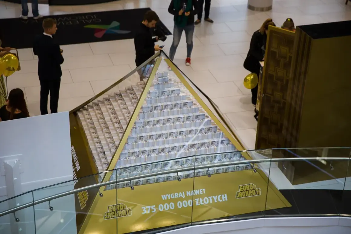 Piramida z banknotów symbolizuje potencjalną eurojackpot wygraną w Polsce. 375 milionów złotych czeka!