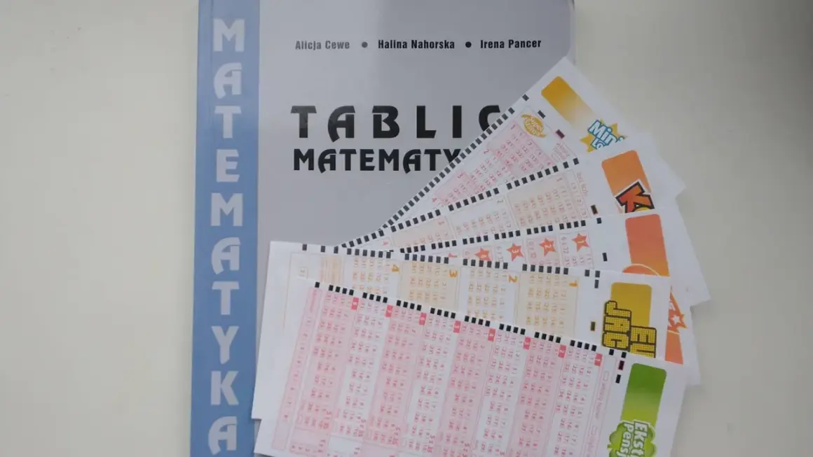 Książka "Tablice Matematyki" obok kuponów lotto. Czy matematyka pomoże wybrać gorące liczby lotto?