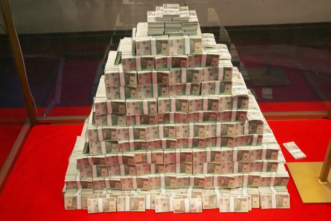 Góra pieniędzy z banknotów 100 zł. Czy to właśnie tyle dostał zwycięzca rekordowych 213 milionów z powiatu krotoszyńskiego?