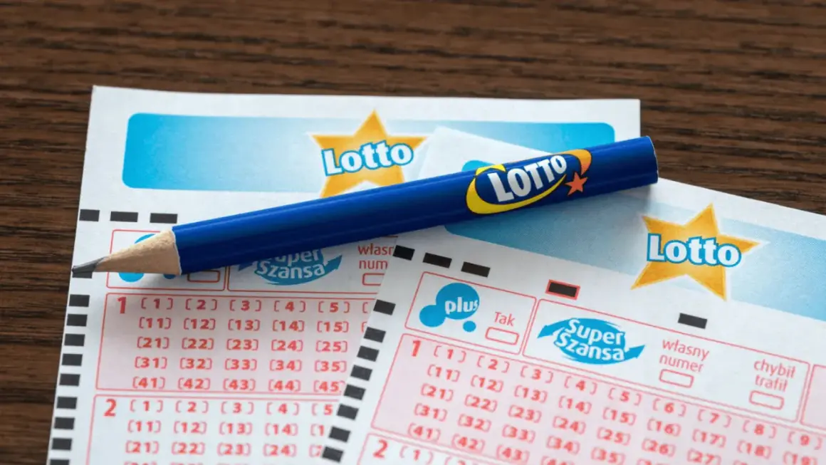 Niebieski ołówek spoczywa na kuponach Lotto. Czy w lotto wygrywa średnio co czwarty kupon? Szansa na wygraną jest zawsze!