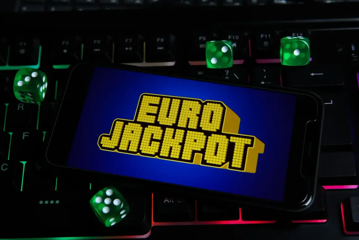 Zielone kostki do gry i ekran telefonu z napisem "EURO JACKPOT" na podświetlanej klawiaturze. Czy to przypadek, dlaczego te same euroliczby wypadły w dwóch losowaniach pod rząd?