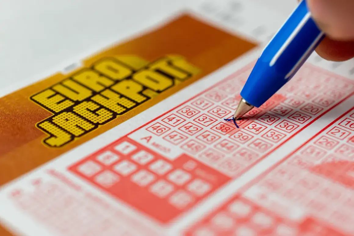 Długopis zaznacza liczbę na kuponie Eurojackpot. Zastanawiasz się, czy wygraną w Eurojackpot można odebrać w innym kraju?