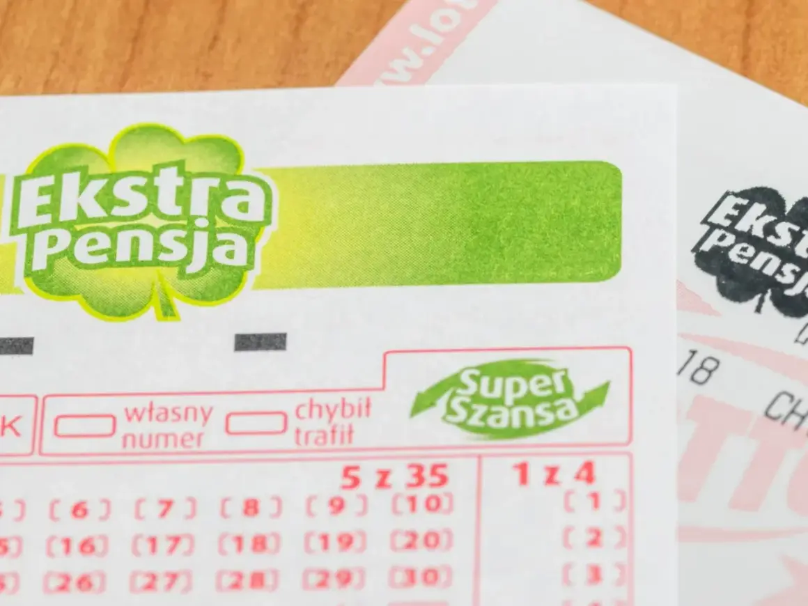Kupon lotto z napisem "Ekstra Pensja" i polami do zaznaczenia własnych numerów. Szansa na wygraną!