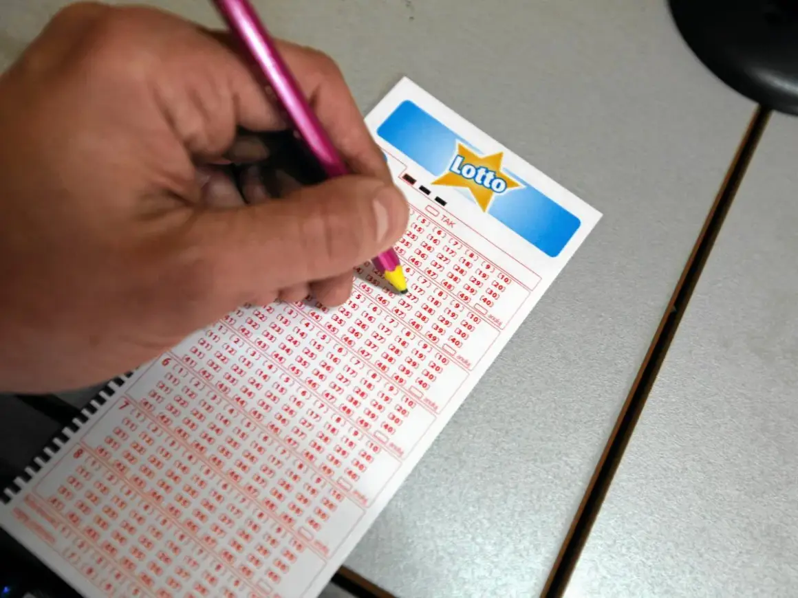 Ręka z różowym ołówkiem zaznacza liczby na kuponie Lotto, być może to właśnie tutaj padną wygrane.