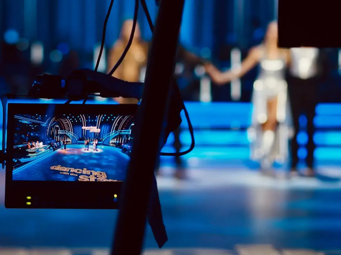 Widok zza kamery na scenę "Dancing with the Stars". Może to wyjaśniać, dlaczego niektóre piosenki powtarzają się w każdym odcinku turnieju.