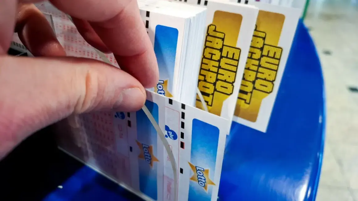 Dłoń wybiera kupony Eurojackpot. Dlaczego w Eurojackpot trudniej trafić siódemkę niż szóstkę w zwykłym Lotto? Więcej liczb do wyboru!