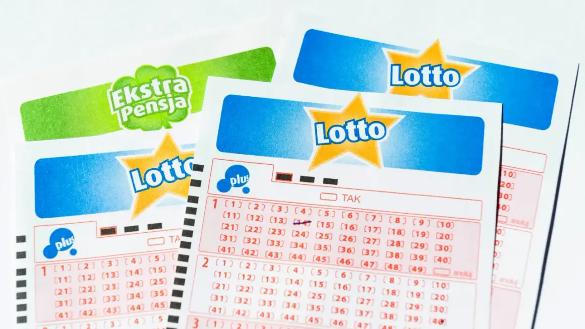 Kupony lotto z zaznaczonymi liczbami i logo "Lotto" oraz "Ekstra Pensja".