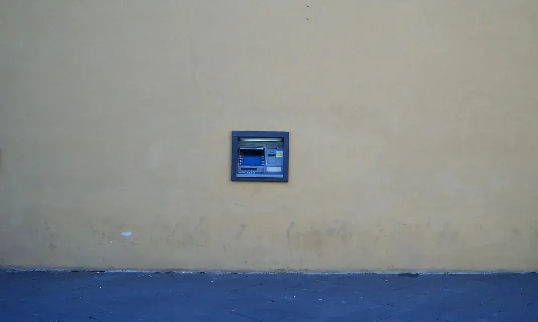 Jak wziąć debet w bankomacie - uniknij nieprzyjemnych opłat