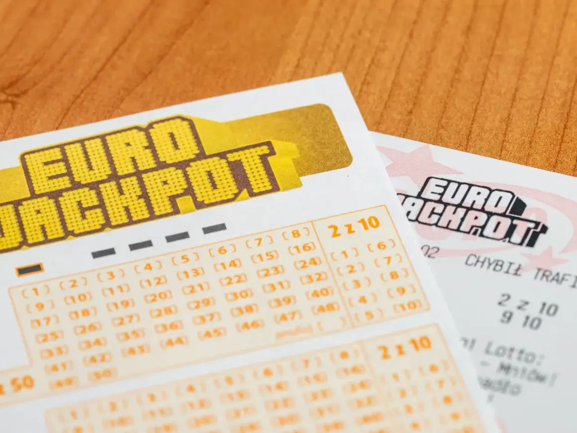 Kupony Eurojackpot na drewnianym stole. Czy można ubezpieczyć się od utraty zwycięskiego kuponu Eurojackpot?