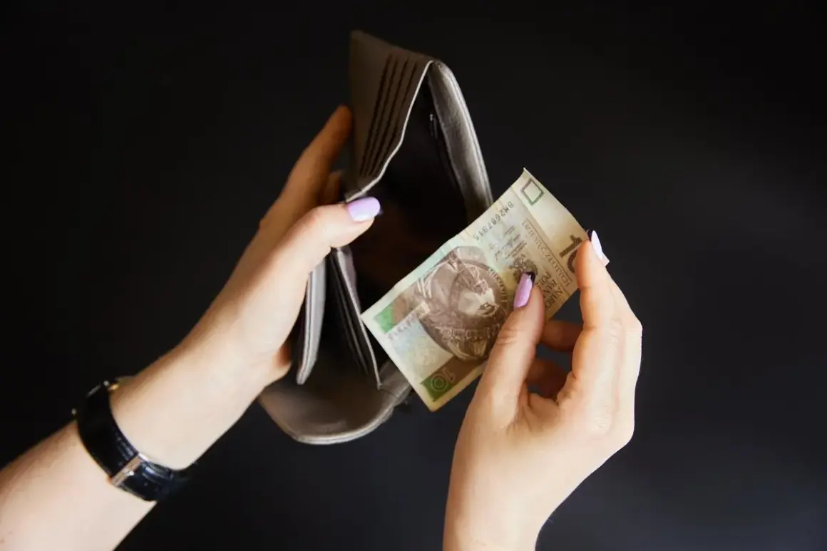 Puste kieszenie i jeden banknot 10 zł. Może to wyjaśnia, dlaczego gwiazdy show-biznesu przestały reklamować szybkie pożyczki z loteriami.