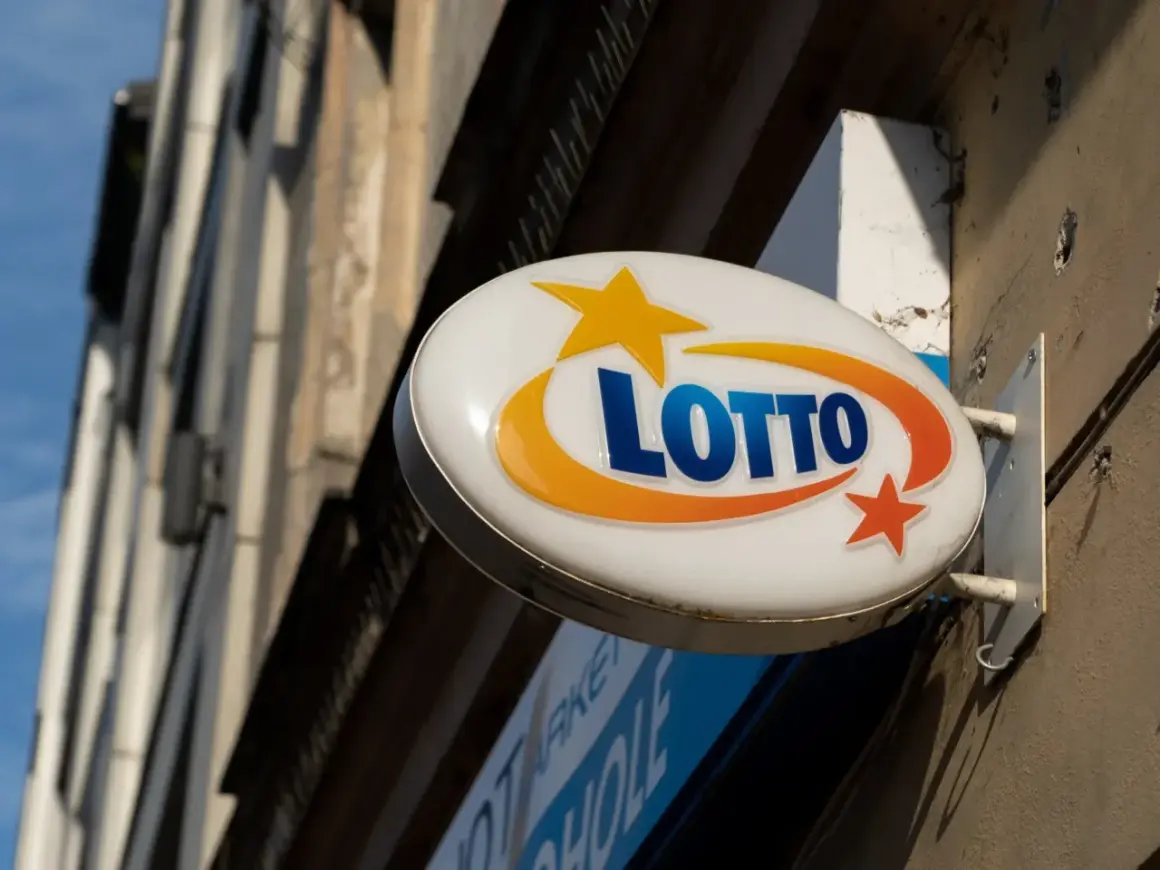 Znak LOTTO na ścianie budynku. Transmisja losowania gier lotto odbywa się w punktach LOTTO.