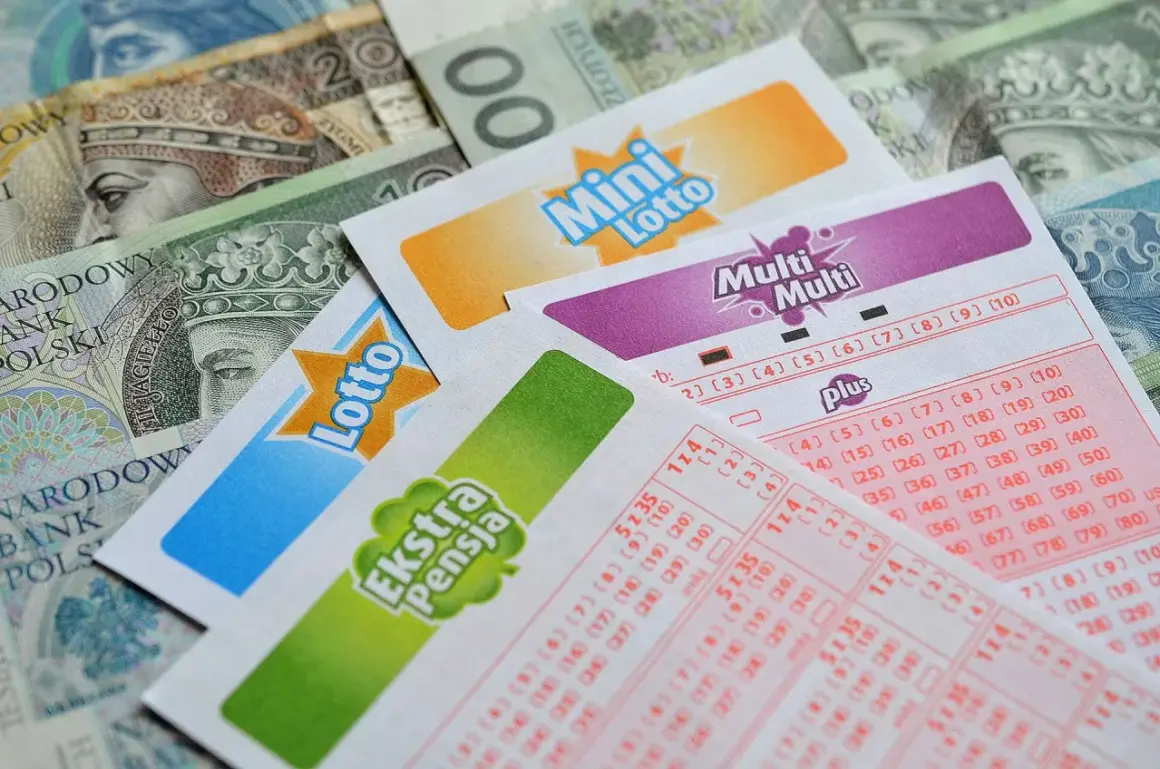 Kupony Lotto, Mini Lotto, Multi Multi i Ekstra Pensja na tle polskich banknotów. Czy to właśnie przez takie kupony 17 milionów złotych z lotto przepadło i nikt ich nie odebrał?