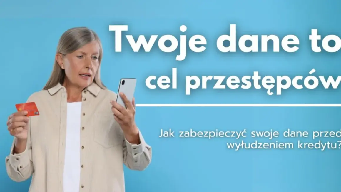Kobieta z kartą kredytową i telefonem. Twoje dane to cel przestępców. Dlaczego po wygraniu drobnej kwoty w loterii pożyczkowej dostajesz więcej ofert spamu?