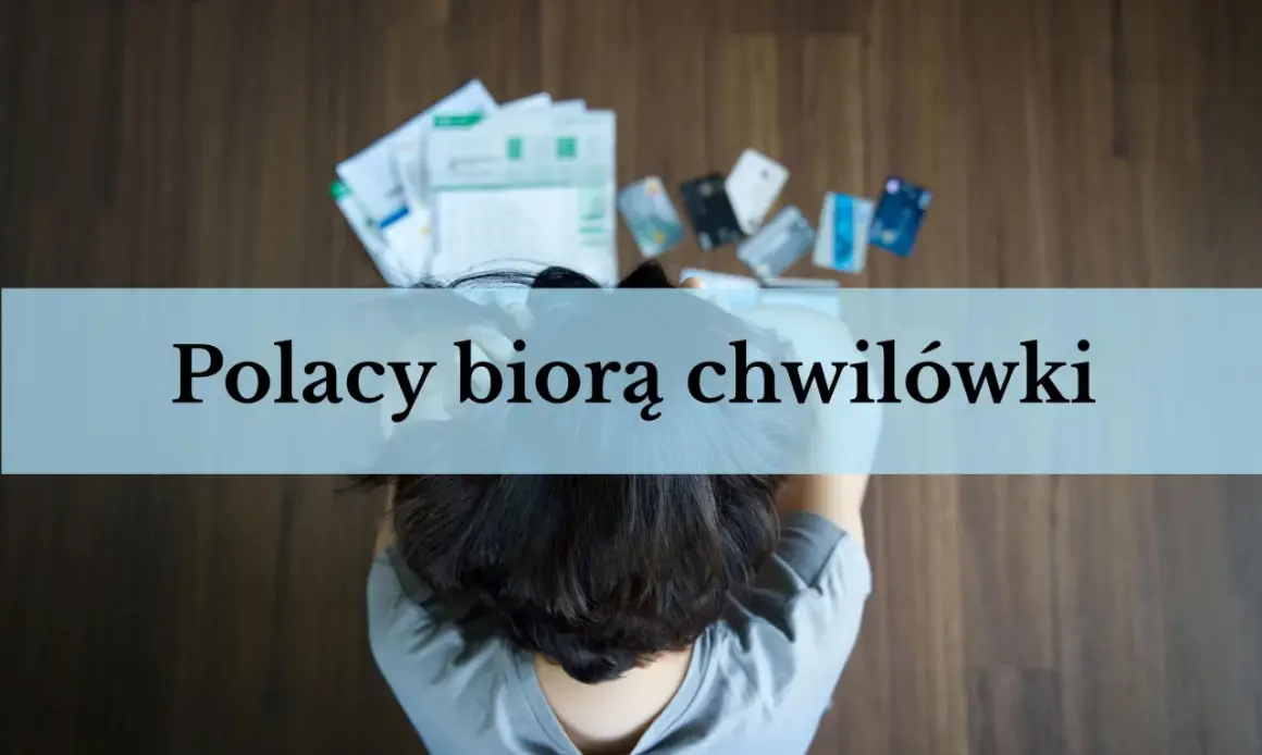 Osoba z rękami na głowie, rachunki i karty kredytowe na podłodze. Czy influencerzy promujący szybkie pożyczki z nagrodami sami z nich korzystają?