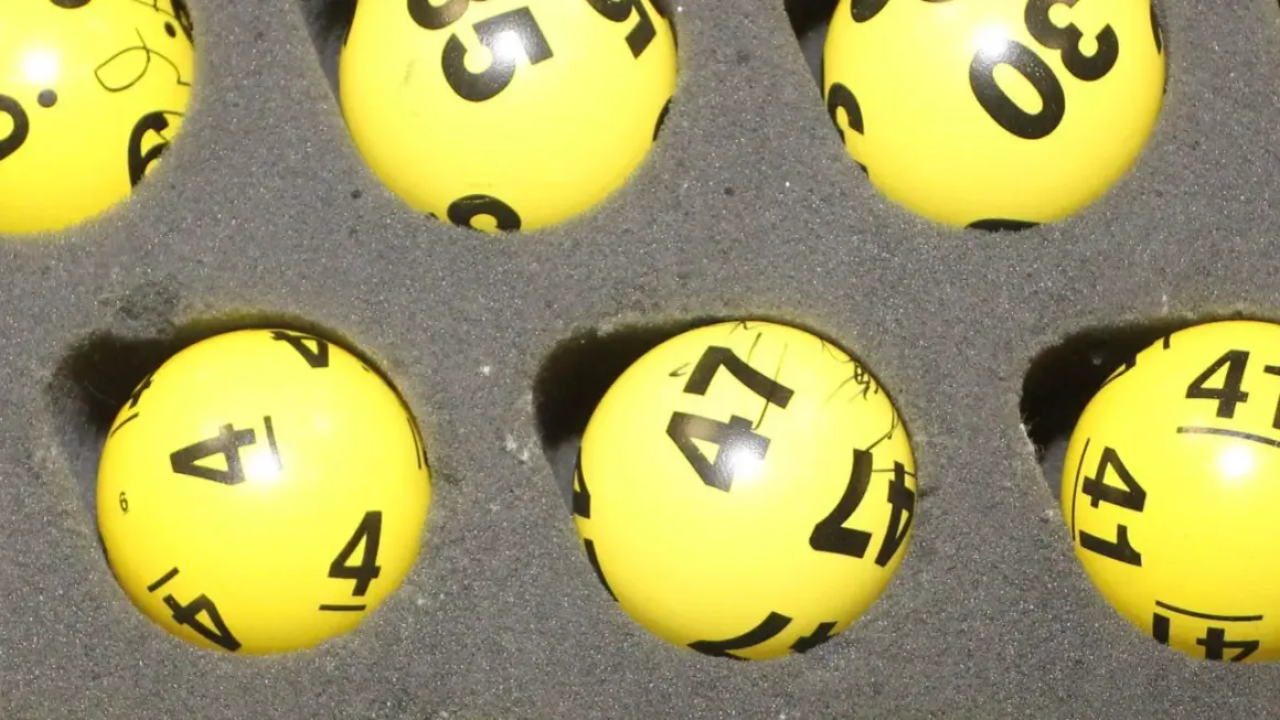 Żółte kulki z numerami do lotto, w tym 4, 41, 47, 30. Czy trójka w lotto plus jest płatna?