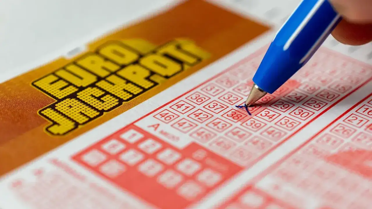 Długopis zaznacza liczbę na kuponie Eurojackpot. Czy wygrana w Eurojackpot w piątek trzynastego przynosi pecha w życiu?