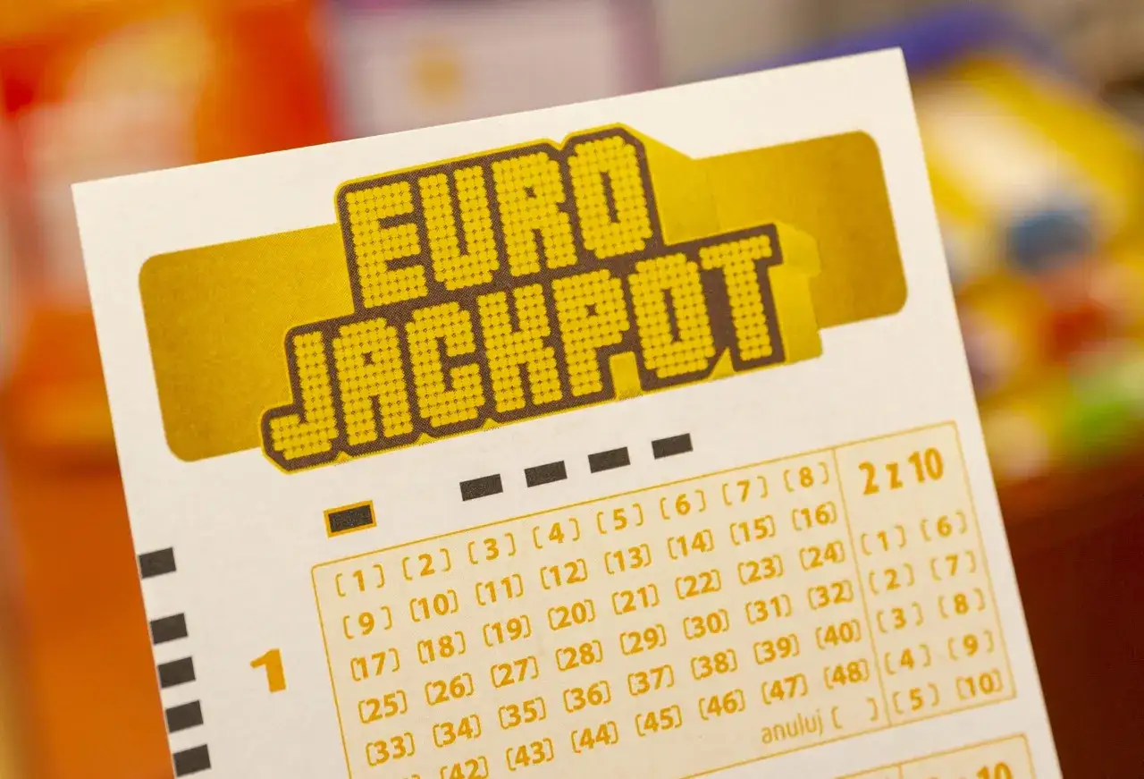 Kupon Eurojackpot z polami do zaznaczenia liczb. Fani zastanawiają się, dlaczego fani podejrzewają, że losowania Eurojackpot są nagrywane wcześniej.