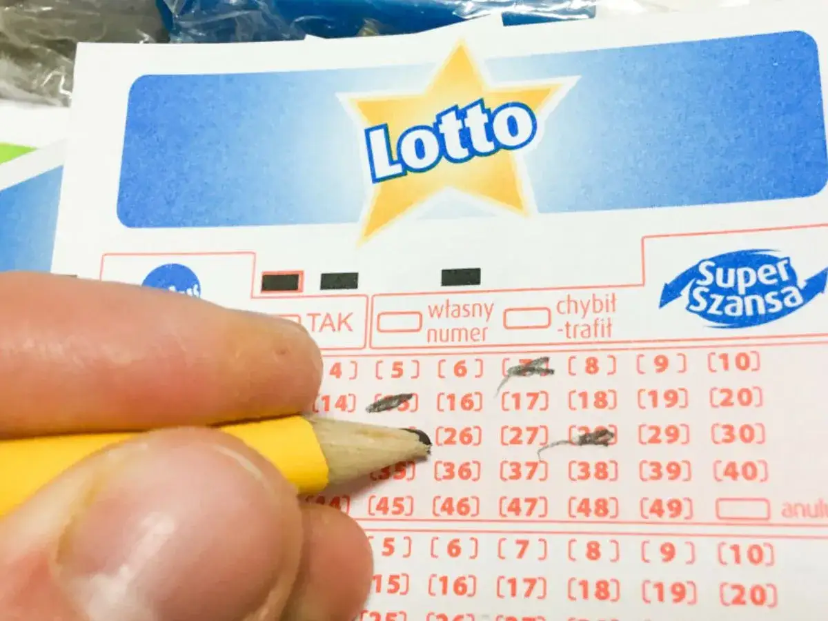 Palec z ołówkiem zaznacza liczby na kuponie Lotto. Czy lottomilionerzy dostają ochronę osobistą od organizatora loterii?