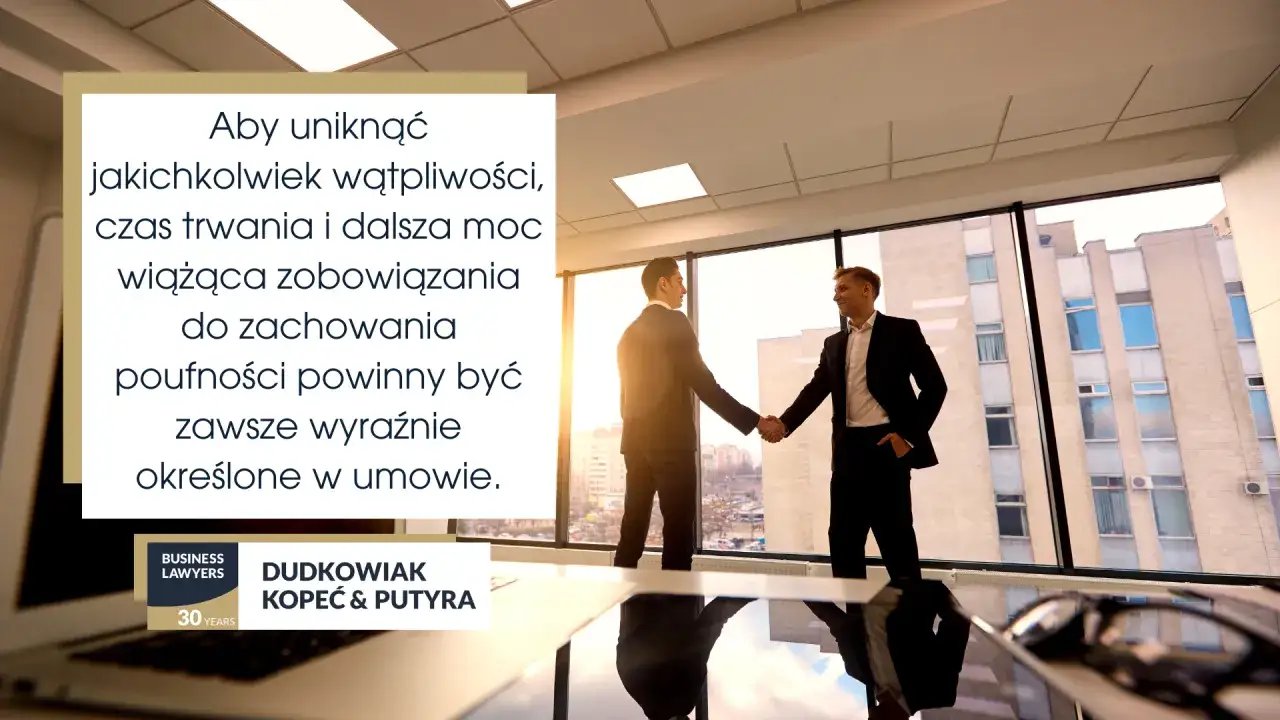 Dwóch biznesmenów uściskuje sobie dłonie. Tekst informuje, że aby uniknąć wątpliwości, czy uczestnicy muszą podpisywać klauzulę poufności dotyczącą wyników, powinny być one jasno określone w umowie.