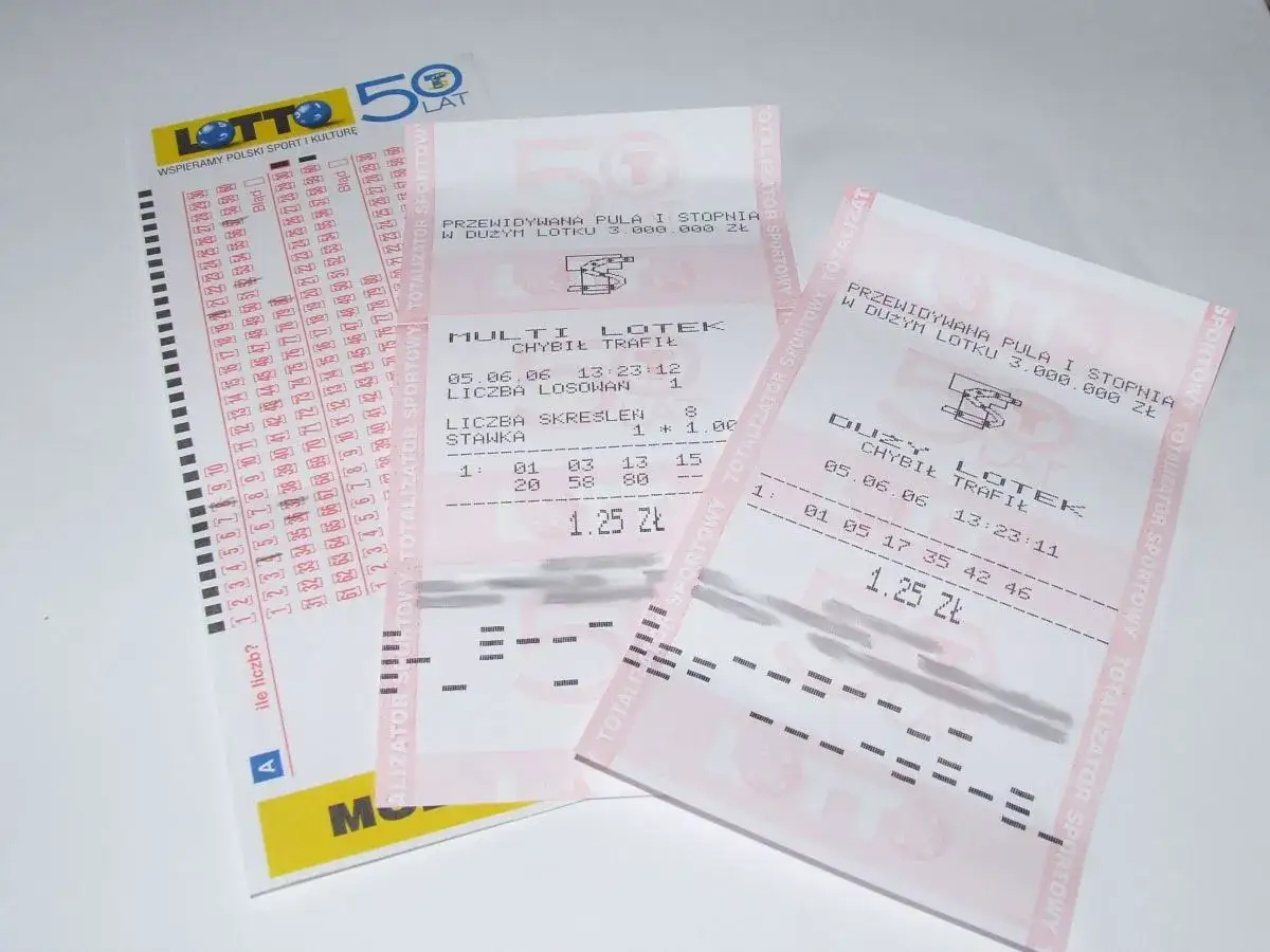 Papierowe kupony Lotto leżą obok siebie. Czy system Lotto online jest bezpieczniejszy od papierowych kuponów?